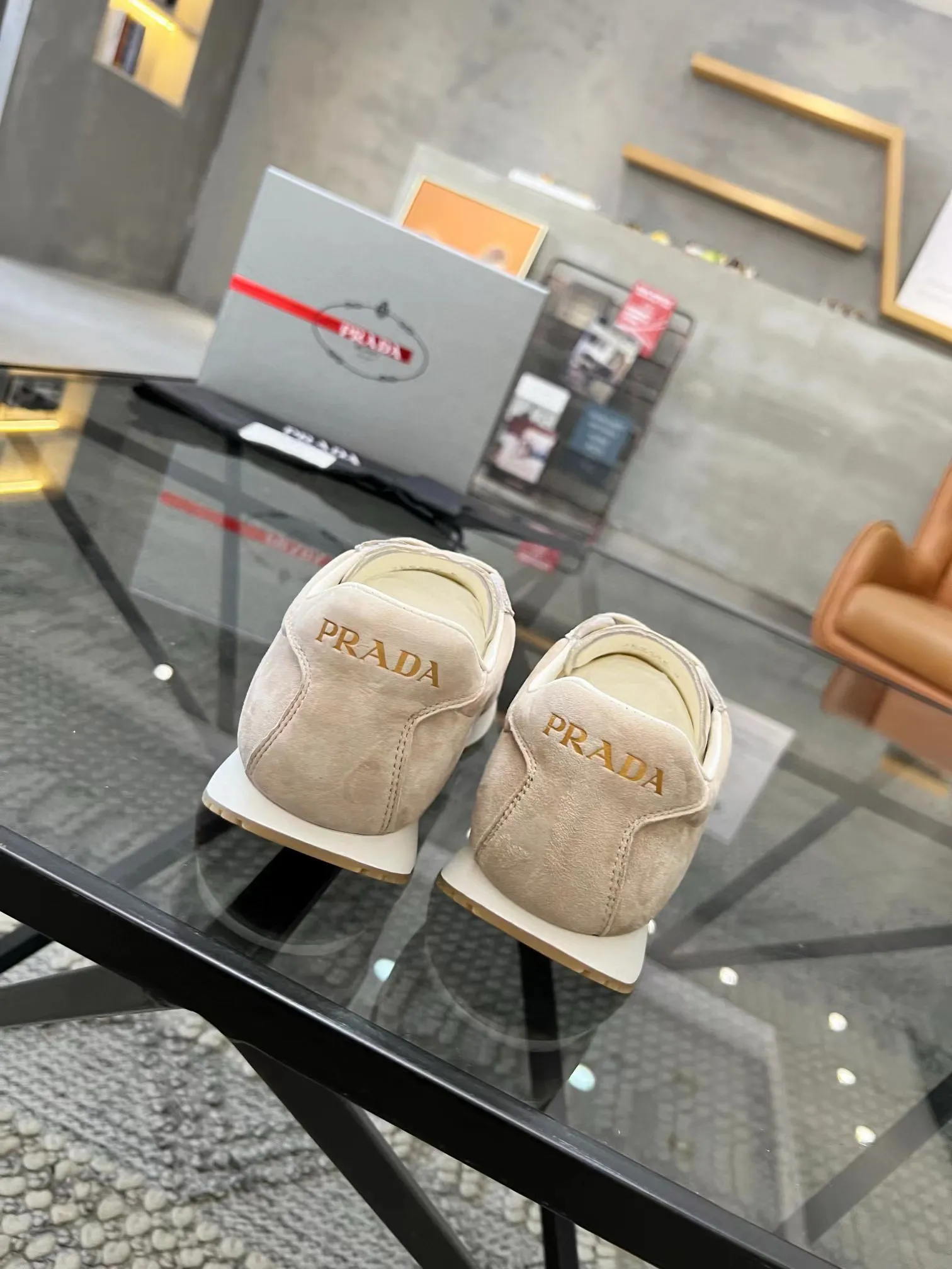 Factory price: 400💰Prada new men's leather sports shoes, the highest version on the market, any comparison is welcome🆚! The original leather has excellent texture and is super high-end! Fetal sheep net lining imported from Italy, removable pad! Luxurious materials and fine workmanship, highly recommended! Code number: 38-44, customized 45